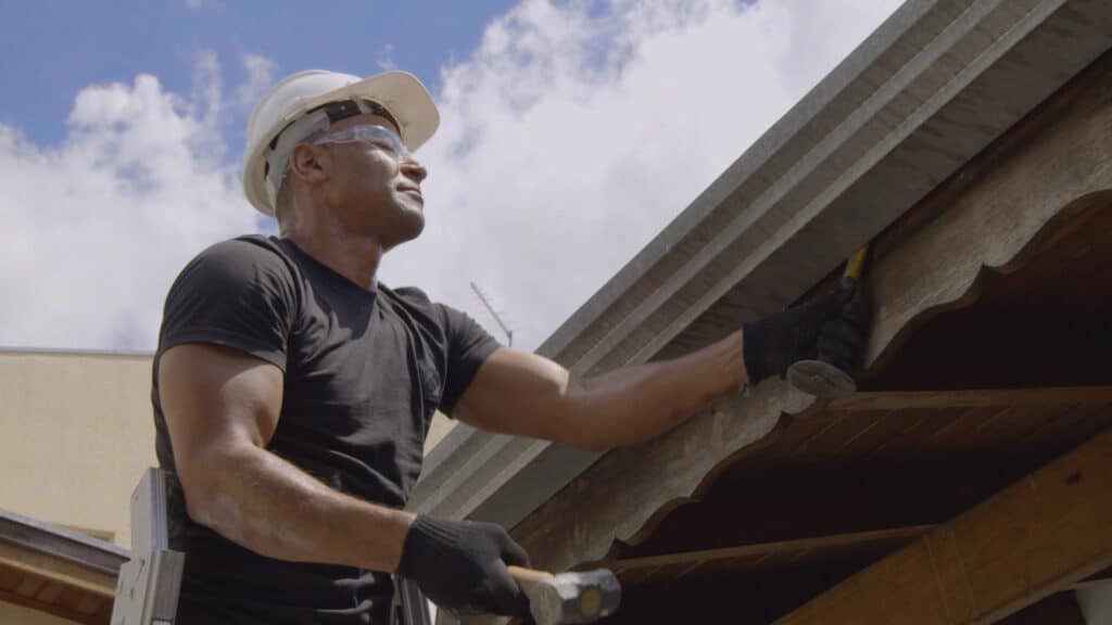 Cafu ajuda na obra