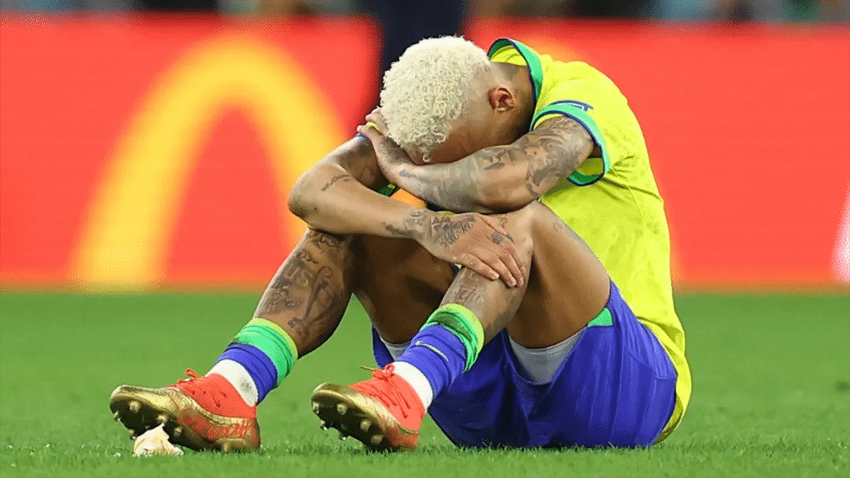 Neymar chora após o Brasil ser eliminado da Copa do Mundo
