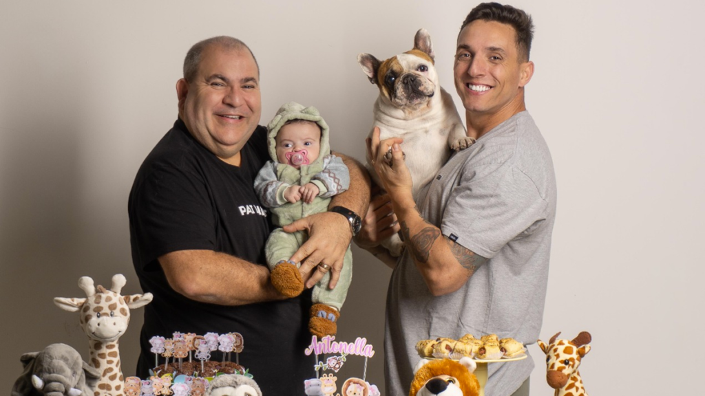 Antonella com seus dois pais Jarbas e Mikael