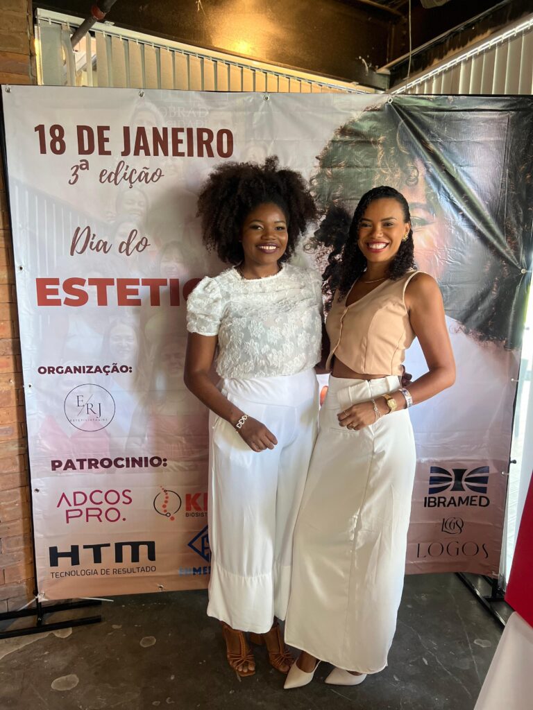 Manu Gomes em evento do dia da esteticista